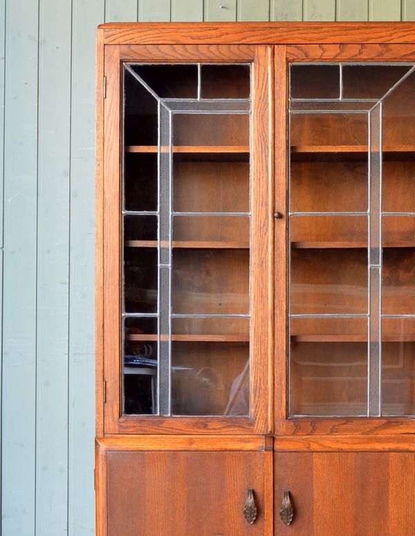 アンティークのキャビネット　アンティーク家具　英国輸入のアンティーク家具、大きなガラス扉のブックケース（本棚）。ガラスも当時のもの。(j-1379-f)