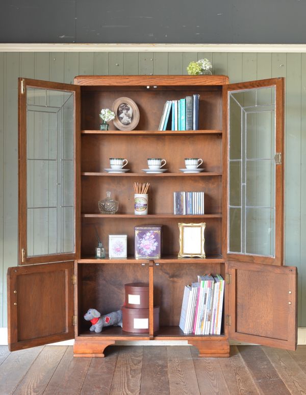 アンティークのキャビネット　アンティーク家具　英国輸入のアンティーク家具、大きなガラス扉のブックケース（本棚）。二枚扉の奥はたっぷり収納。(j-1379-f)
