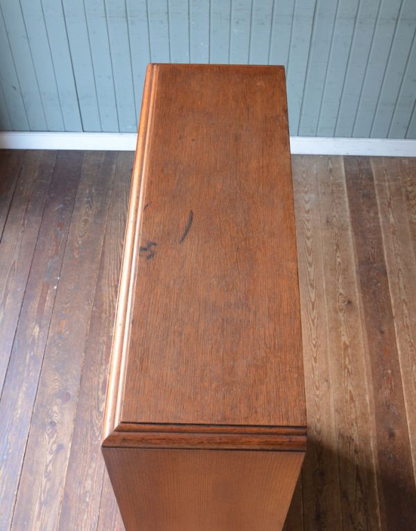 アンティークのキャビネット　アンティーク家具　英国輸入のアンティーク家具、大きなガラス扉のブックケース（本棚）。天板もキレイな状態で仕上げてあります。(j-1379-f)