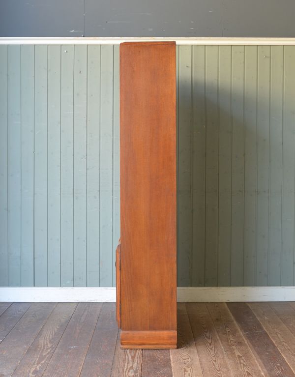 アンティークのキャビネット　アンティーク家具　英国輸入のアンティーク家具、大きなガラス扉のブックケース（本棚）。横から見てもピカピカです。(j-1379-f)