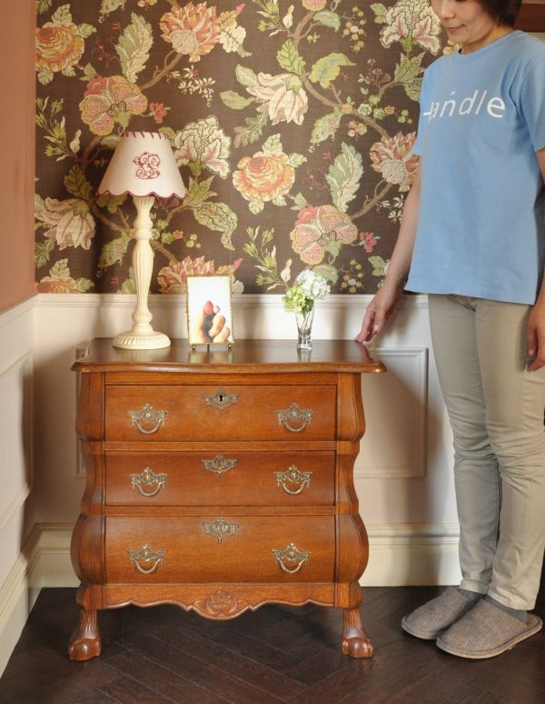 アンティーク家具　アンティークのフレンチ家具、鍵がかかる３段チェスト。高級感があって女性らしい優しい曲線。(j-1380-f)