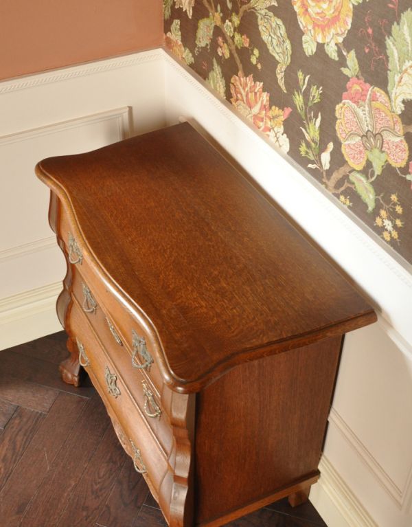 アンティーク家具　アンティークのフレンチ家具、鍵がかかる３段チェスト。天板も木目がとってもキレイです。(j-1380-f)