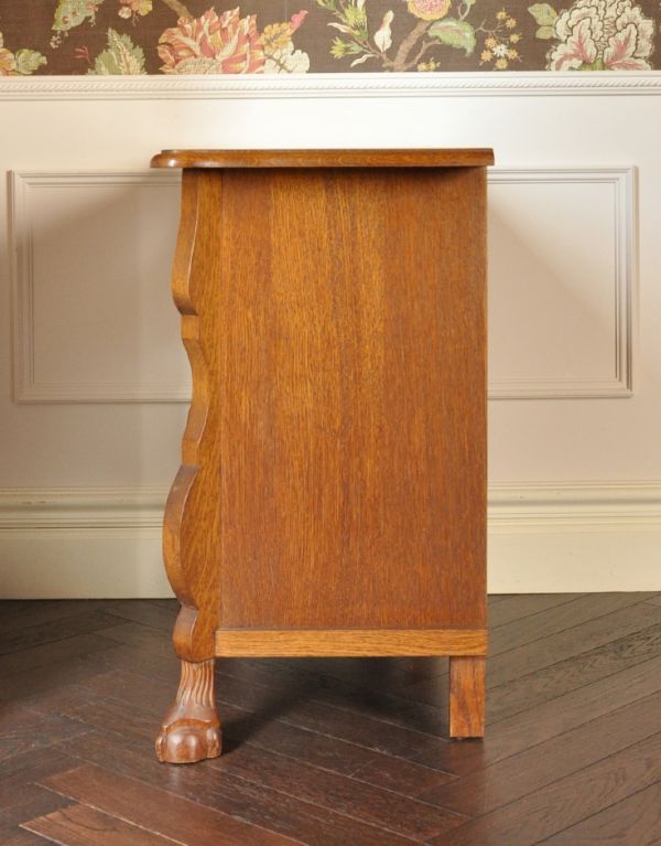 アンティーク家具　アンティークのフレンチ家具、鍵がかかる３段チェスト。前板が波打っています。(j-1380-f)