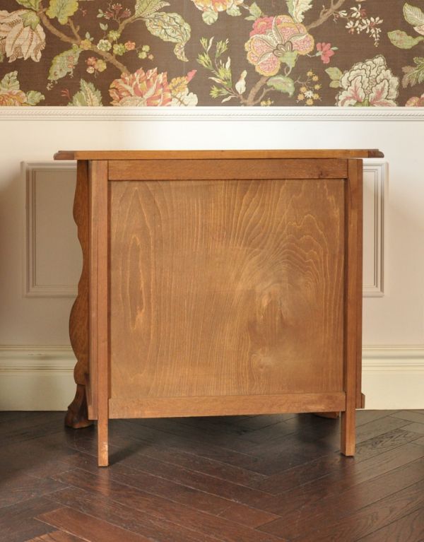 アンティーク家具　アンティークのフレンチ家具、鍵がかかる３段チェスト。裏側もキチンと仕上げているので、キレイな状態です。(j-1380-f)