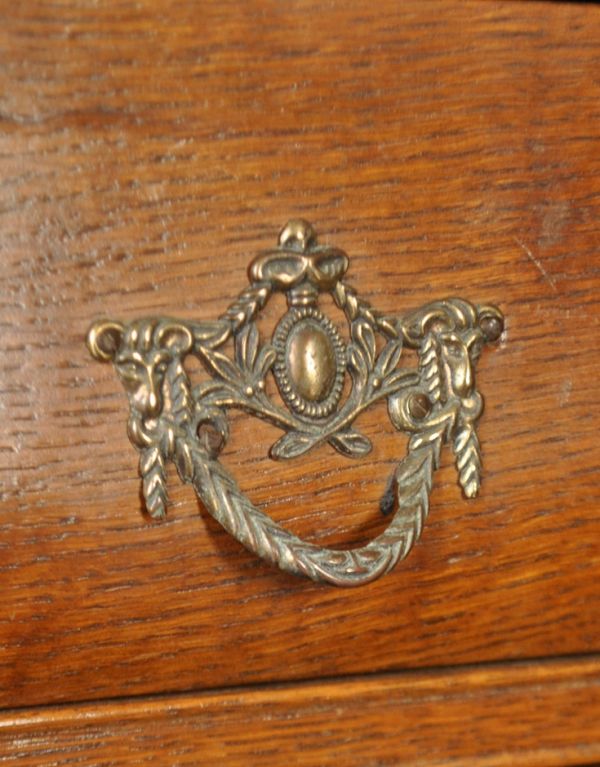 アンティーク家具　アンティークのフレンチ家具、鍵がかかる３段チェスト。エンブレムをモチーフにした優雅な取っ手。(j-1380-f)