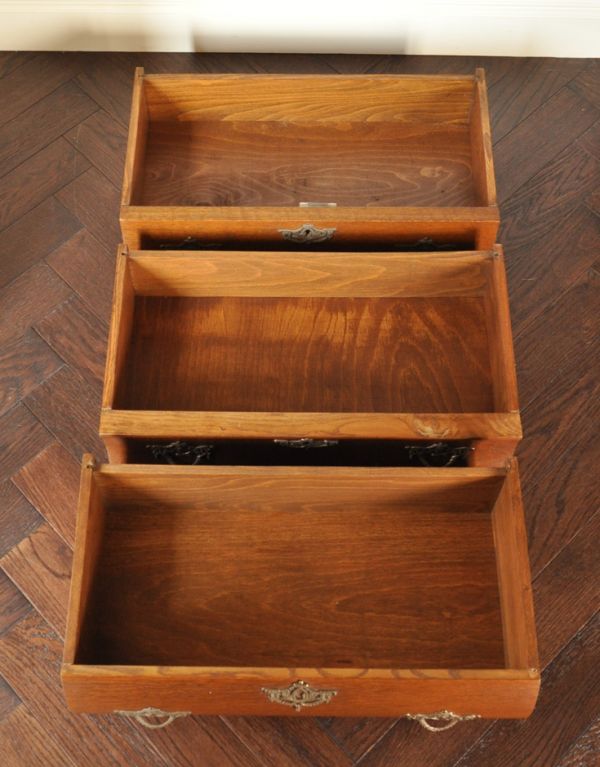 アンティーク家具　アンティークのフレンチ家具、鍵がかかる３段チェスト。引き出しは全部で３杯。(j-1380-f)