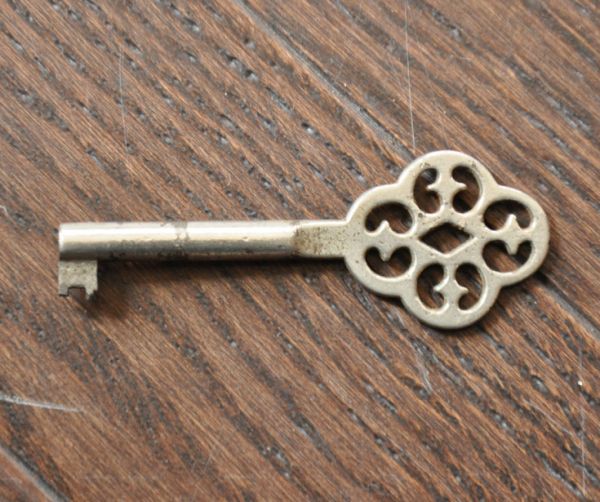 アンティーク家具　アンティークのフレンチ家具、鍵がかかる３段チェスト。アンティークのおしゃれな鍵です。(j-1380-f)