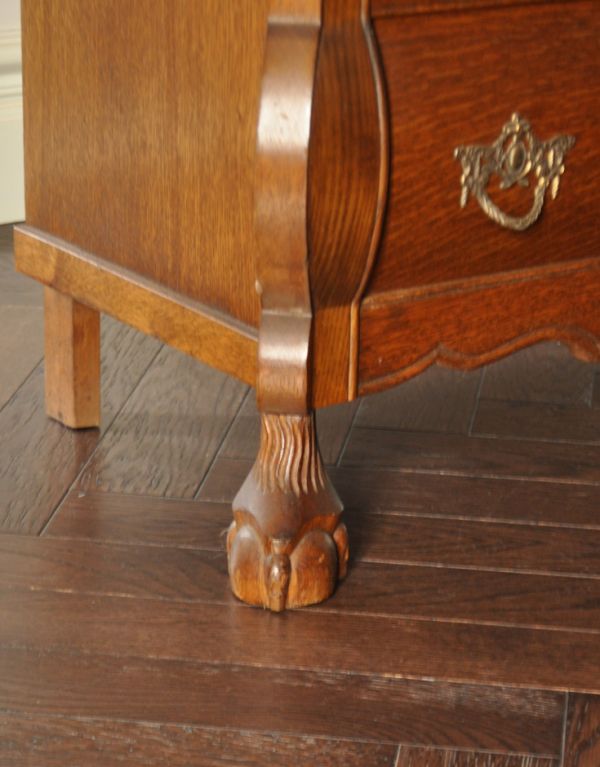 アンティーク家具　アンティークのフレンチ家具、鍵がかかる３段チェスト。どっしり貫禄のある脚先。(j-1380-f)