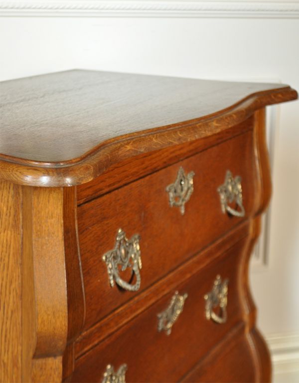 アンティーク家具　アンティークのフレンチ家具、鍵がかかる３段チェスト。角が丸いので小さなお子様にも安心です。(j-1380-f)