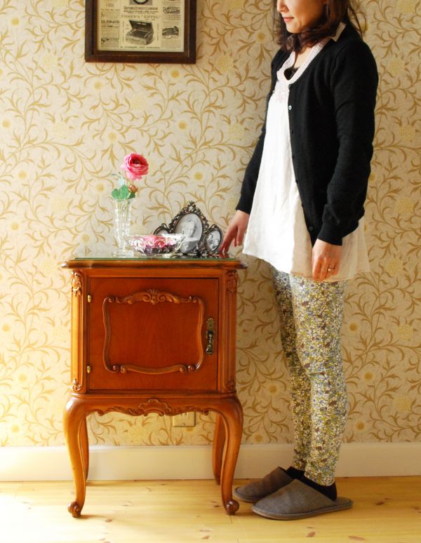 アンティーク家具　フランスのアンティーク家具、ガラス天板のナイトテーブル。とっても可愛いチェスト。(j-1381-f)