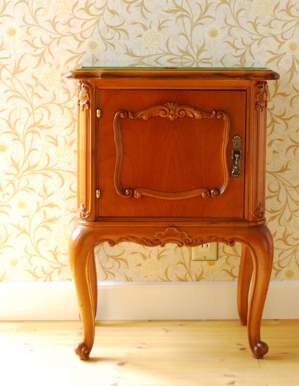 アンティーク家具　フランスのアンティーク家具、ガラス天板のナイトテーブル。優雅な彫りのデザインが扉に刻まれています。(j-1381-f)