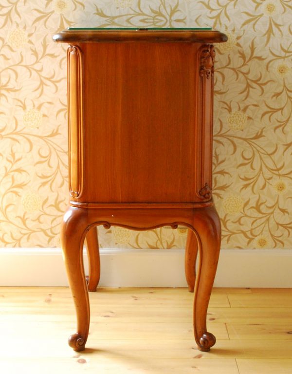 アンティーク家具　フランスのアンティーク家具、ガラス天板のナイトテーブル。サイドもカットが施され、どこから見ても絵になる美しさです。(j-1381-f)