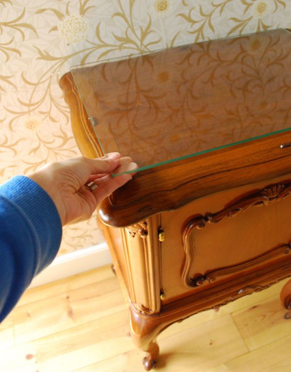 アンティーク家具　フランスのアンティーク家具、ガラス天板のナイトテーブル。天板にはガラスが乗っています。(j-1381-f)