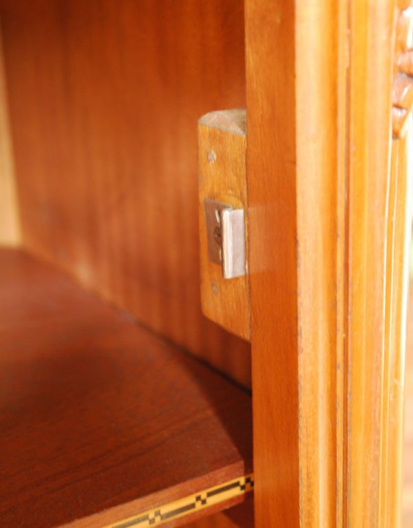 アンティーク家具　フランスのアンティーク家具、ガラス天板のナイトテーブル。扉にはマグネットが付いています。(j-1381-f)