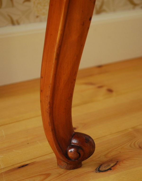 アンティーク家具　フランスのアンティーク家具、ガラス天板のナイトテーブル。スラリと伸びた美しい猫脚。(j-1381-f)