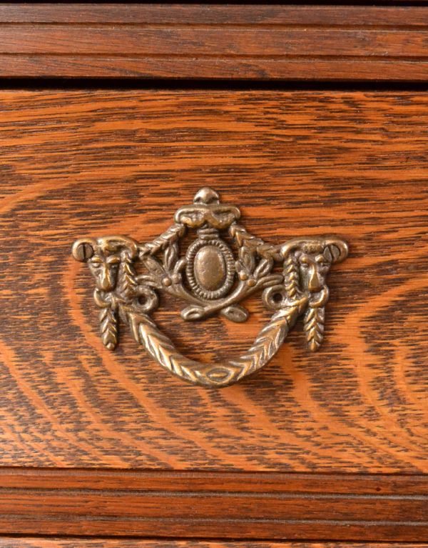 アンティーク家具　南フランスの優雅なアンティーク家具、小ぶりなチェスト（コモード）。エンブレムをモチーフにした優雅な取っ手。(j-1382-f)
