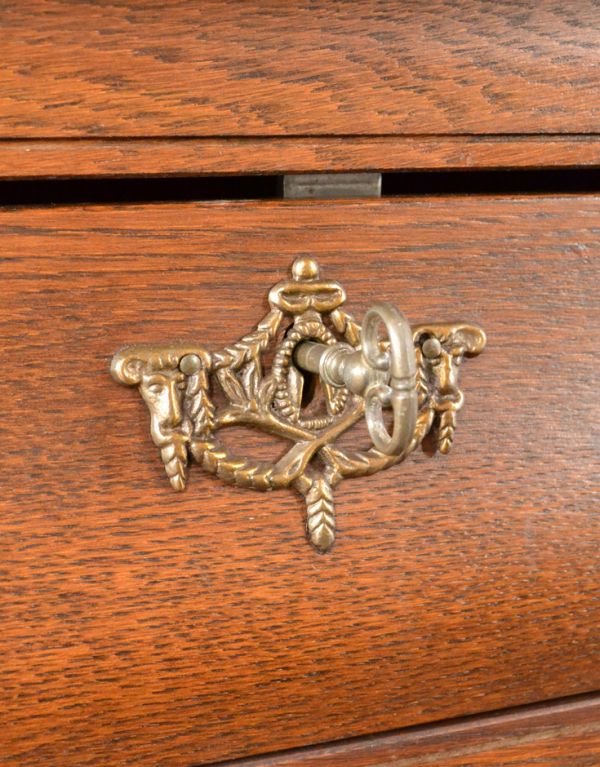 アンティーク家具　南フランスの優雅なアンティーク家具、小ぶりなチェスト（コモード）。上段引き出しには鍵穴があります。(j-1382-f)