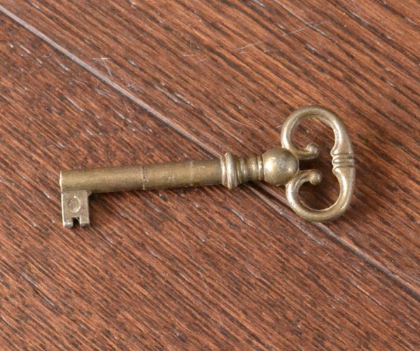 アンティーク家具　南フランスの優雅なアンティーク家具、小ぶりなチェスト（コモード）。アンティークのおしゃれな鍵です。(j-1382-f)