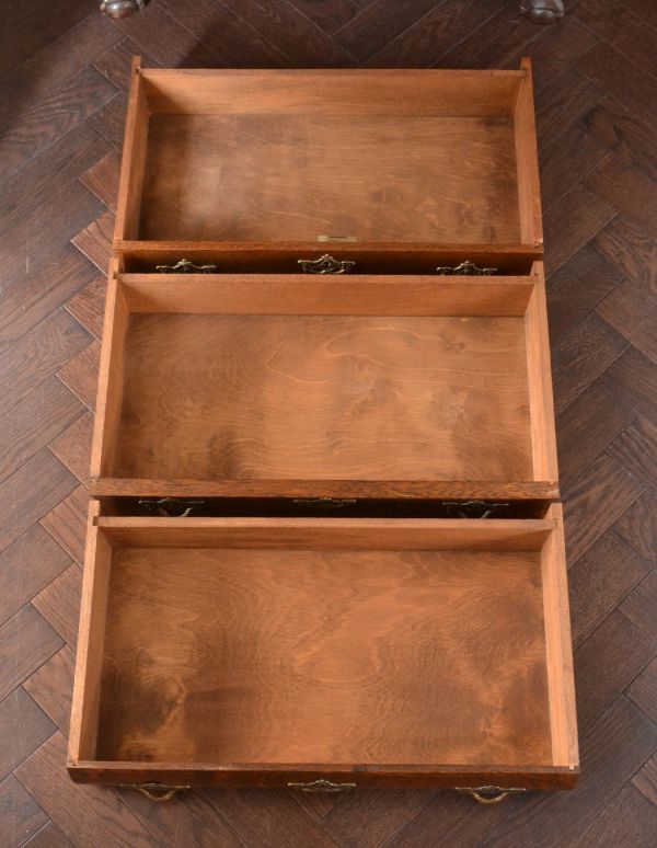 アンティーク家具　南フランスの優雅なアンティーク家具、小ぶりなチェスト（コモード）。引き出しは全部で３杯。(j-1382-f)