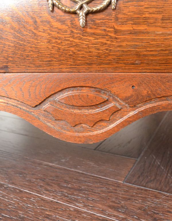 アンティーク家具　南フランスの優雅なアンティーク家具、小ぶりなチェスト（コモード）。隅々まで繊細な彫があります。(j-1382-f)