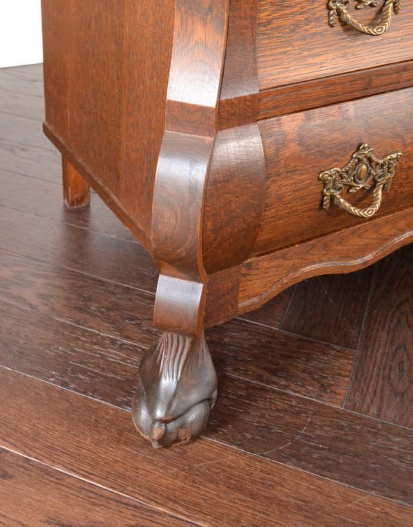 アンティーク家具　南フランスの優雅なアンティーク家具、小ぶりなチェスト（コモード）。どっしり貫禄のある脚先。(j-1382-f)