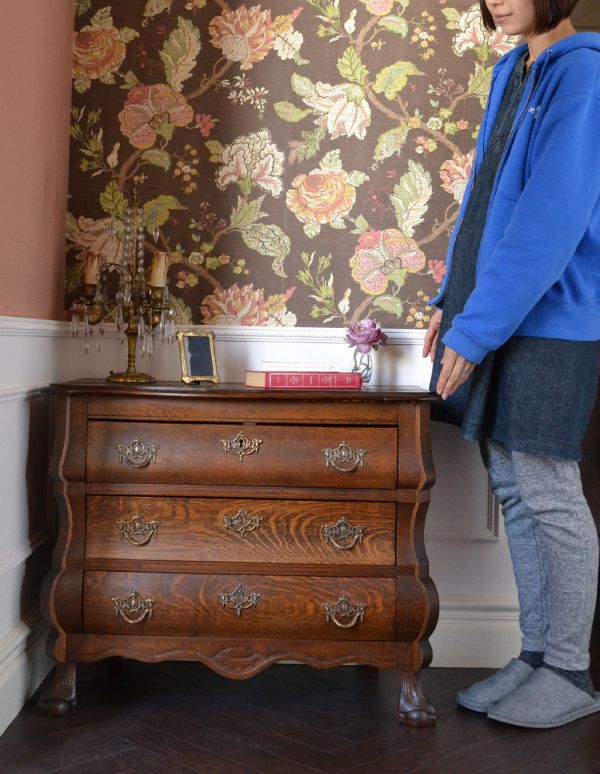 アンティーク家具　南フランスの優雅なアンティーク家具、小ぶりなチェスト（コモード）。高級感があって女性らしい優しい曲線。(j-1382-f)