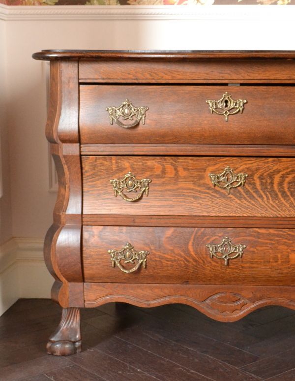 アンティーク家具　南フランスの優雅なアンティーク家具、小ぶりなチェスト（コモード）。リビングではメモ、リモコン、筆記用具など近くに置いておきたいものを収納しておけばとっても便利ですよ。(j-1382-f)