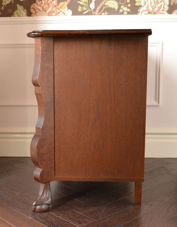アンティーク家具　南フランスの優雅なアンティーク家具、小ぶりなチェスト（コモード）。前板が波打っています。(j-1382-f)