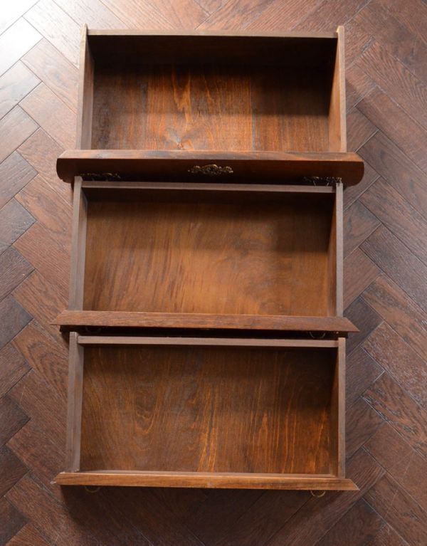 アンティーク家具 1940年代のアンティークフランス家具、小ぶりな3段チェスト。引き出しは全部で3杯。(j-1384-f)