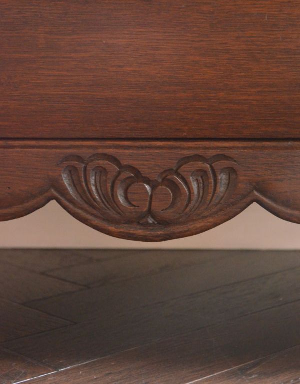 アンティーク家具 1940年代のアンティークフランス家具、小ぶりな3段チェスト。隅々まで繊細な彫があります。(j-1384-f)