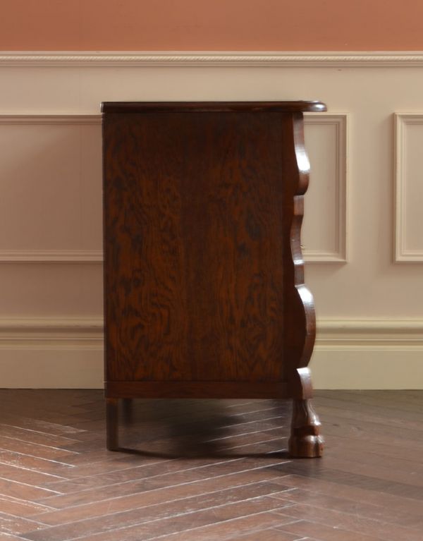 アンティーク家具 1940年代のアンティークフランス家具、小ぶりな3段チェスト。サイドもカットが施され、どこから見ても絵になる美しさです。(j-1384-f)