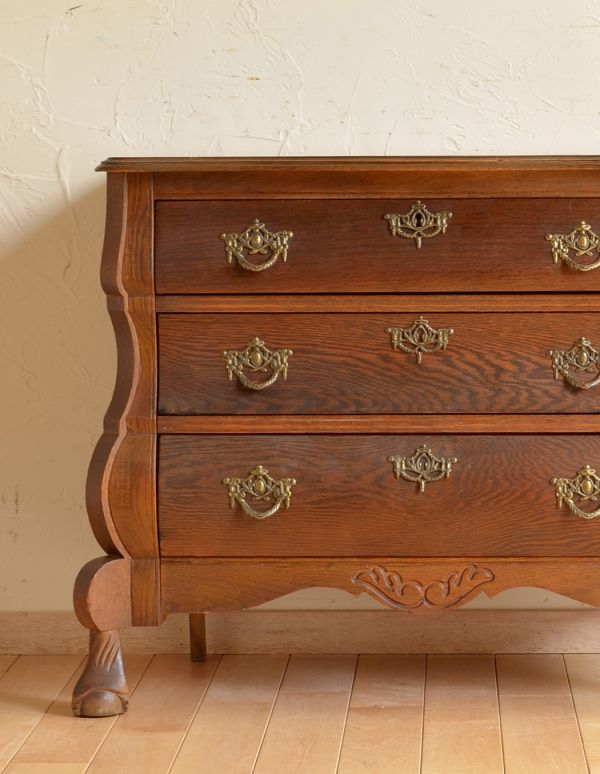 アンティーク家具　南フランスの優雅なアンティーク家具、小ぶりな３段チェスト（コモード）。リビングではメモ、リモコン、筆記用具など近くに置いておきたいものを収納しておけばとっても便利ですよ。(j-1386-f)