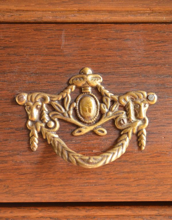 アンティーク家具　南フランスの優雅なアンティーク家具、小ぶりな３段チェスト（コモード）。エンブレムをモチーフにした優雅な取っ手。(j-1386-f)