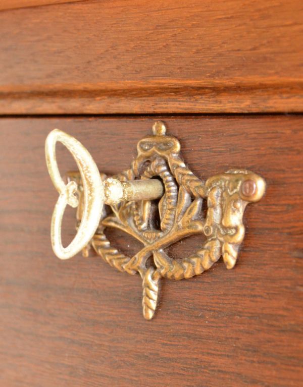 アンティーク家具　南フランスの優雅なアンティーク家具、小ぶりな３段チェスト（コモード）。上段引き出しには鍵穴があります。(j-1386-f)