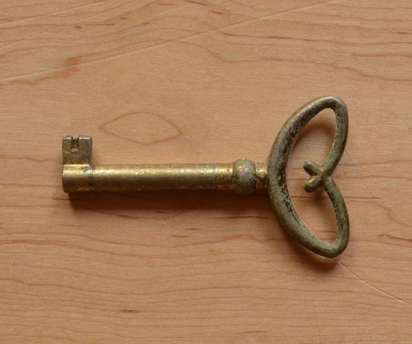 アンティーク家具　南フランスの優雅なアンティーク家具、小ぶりな３段チェスト（コモード）。アンティークのおしゃれな鍵です。(j-1386-f)