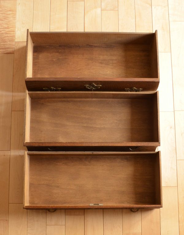 アンティーク家具　南フランスの優雅なアンティーク家具、小ぶりな３段チェスト（コモード）。引き出しは全部で３杯。(j-1386-f)