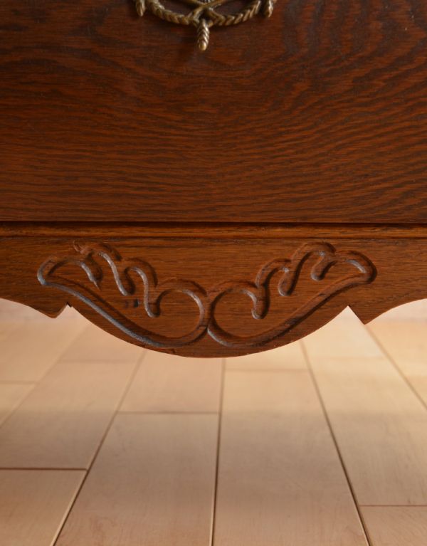 アンティーク家具　南フランスの優雅なアンティーク家具、小ぶりな３段チェスト（コモード）。隅々まで繊細な彫があります。(j-1386-f)