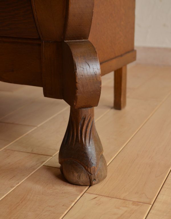 アンティーク家具　南フランスの優雅なアンティーク家具、小ぶりな３段チェスト（コモード）。どっしり貫禄のある脚先。(j-1386-f)