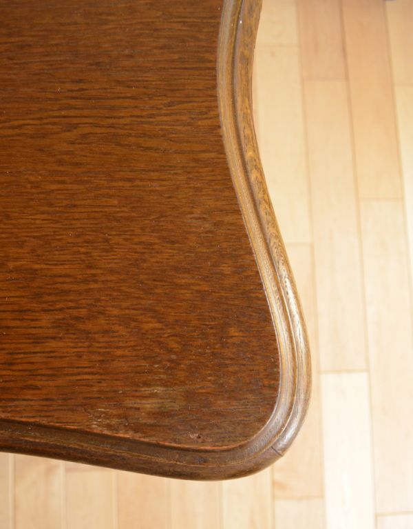 アンティーク家具　南フランスの優雅なアンティーク家具、小ぶりな３段チェスト（コモード）。角が丸いので小さなお子様にも安心です。(j-1386-f)