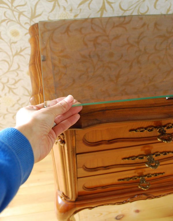 アンティークのチェスト　アンティーク家具　南フランスのアンティーク家具、可愛いチェスト（３段）。天板ももちろんピカピカにお直ししています。(j-1388-f)