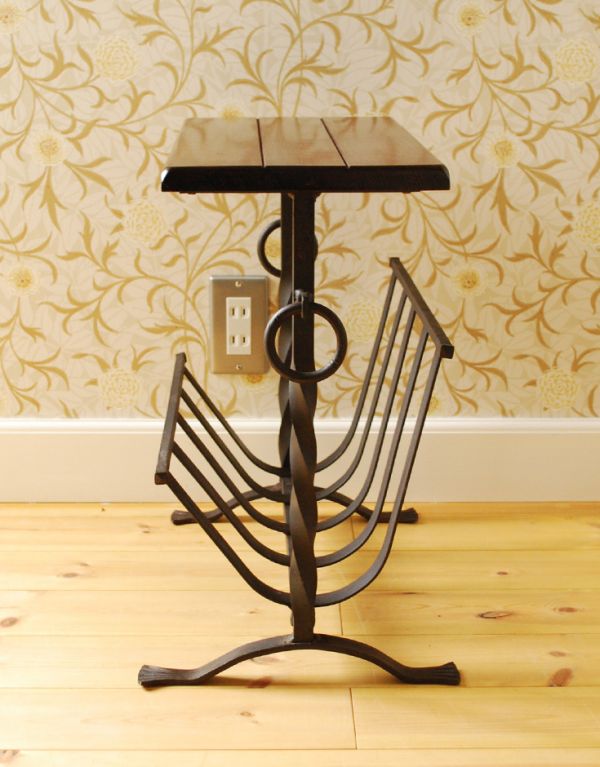 アンティーク家具 アンティークの小さな家具、アイアンと木で出来たマガジンラック。横からみてもお洒落なデザインです。(j-1390-f)