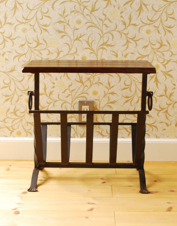 アンティーク家具 アンティークの小さな家具、アイアンと木で出来たマガジンラック。専門の職人によってお直ししていますが、アンティークは新品ではありません。(j-1390-f)