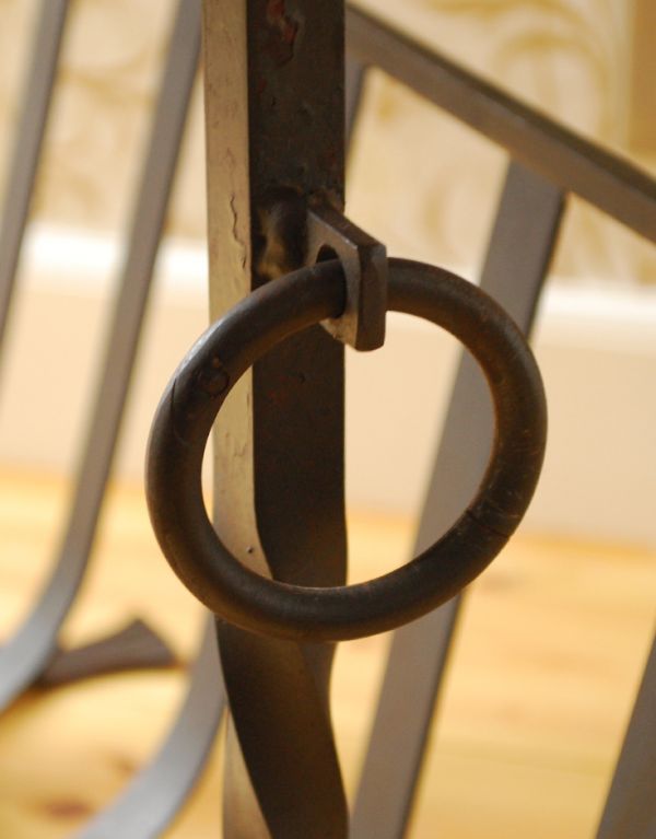 アンティーク家具 アンティークの小さな家具、アイアンと木で出来たマガジンラック。両サイドに持ち手となるリングが付いています。(j-1390-f)