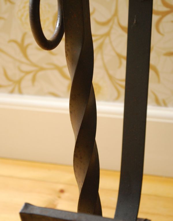 アンティーク家具 アンティークの小さな家具、アイアンと木で出来たマガジンラック。アイアン部分はツイスト加工されています。(j-1390-f)