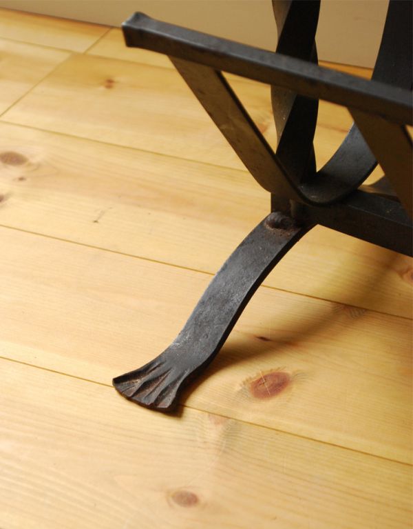 アンティーク家具 アンティークの小さな家具、アイアンと木で出来たマガジンラック。しっかりテーブルを支えます。(j-1390-f)