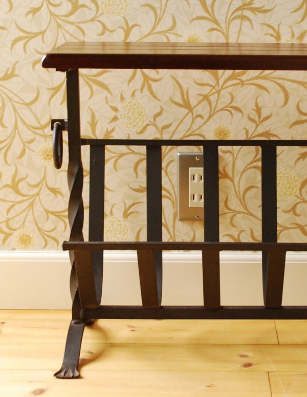 アンティーク家具 アンティークの小さな家具、アイアンと木で出来たマガジンラック。ベッドやソファの横など、どこにでもちょこんと置けるコンパクトサイズで便利です。(j-1390-f)