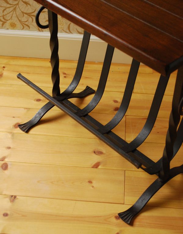 アンティーク家具 アンティークの小さな家具、アイアンと木で出来たマガジンラック。このマガジンラックなら、新聞さえおしゃれに収納できますね。(j-1390-f)