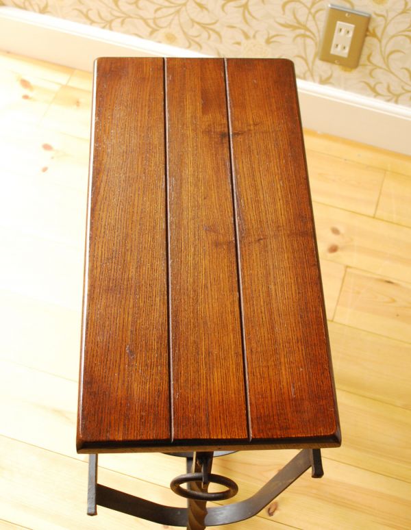 アンティーク家具 アンティークの小さな家具、アイアンと木で出来たマガジンラック。天板があります。(j-1390-f)