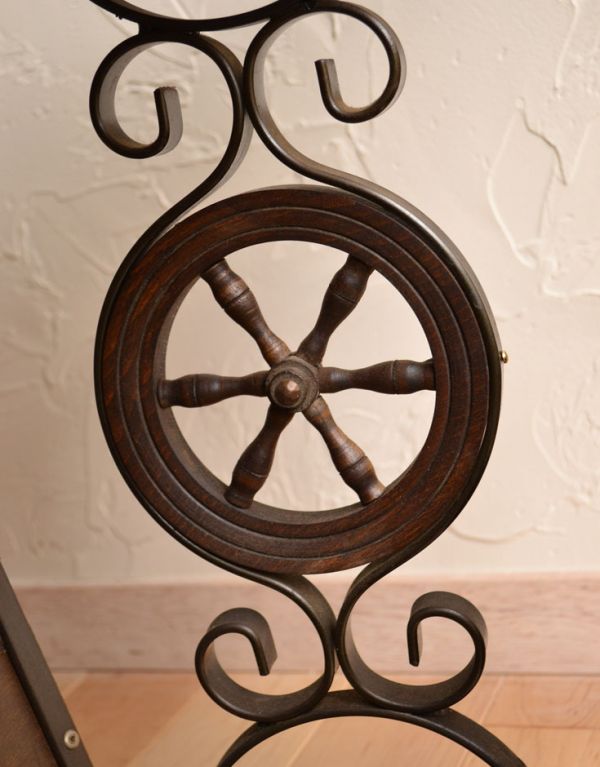 アンティーク家具　おしゃれなアンティークの小さな収納家具、アイアンのマガジンラック。くるんとした装飾が大人っぽくてとってもステキ！。(j-1391-f)