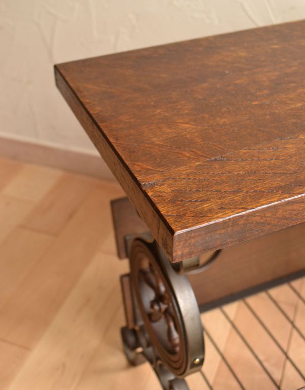 アンティーク家具　おしゃれなアンティークの小さな収納家具、アイアンのマガジンラック。専門の職人によってお直ししていますが、アンティークは新品ではありません。(j-1391-f)